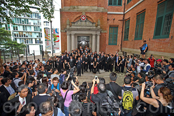 香港法律界6月27日发起黑衣静默游行,抗议中共国务院新闻办发表的白皮书,有1,800人参与,是历次游行最多,多个大律师公会前主席走在游行的最前列。(潘在殊/大纪元) 香港法律界6月27日发起黑衣静默游行,抗议中共国务院新闻办发表的白皮书,有1,800人参与,是历次游行最多,多个大律师公会前主席走在游行的最前列。(潘在殊/大纪元)