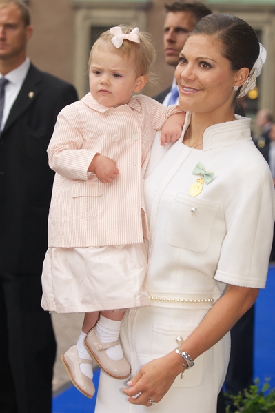瑞典女王儲維多利亞懷抱小公主艾絲黛拉。(Ragnar Singsaas/Getty Images) 瑞典女王儲維多利亞懷抱小公主艾絲黛拉。(Ragnar Singsaas/Getty Images)