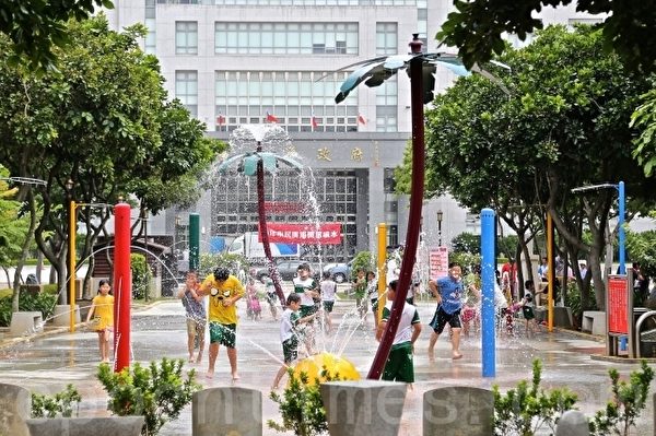 苗栗市噴水池啟動,戲水人潮絡繹不絕。(許享富 /大紀元) 苗栗市噴水池啟動,戲水人潮絡繹不絕。(許享富 /大紀元)