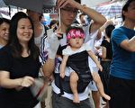 近十年來香港最大遊行 家庭群起冒雨加入