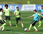 4分之一決賽即將打響，7月2日，巴西隊球員訓練。(TASSO MARCELO/AFP/Getty Images)