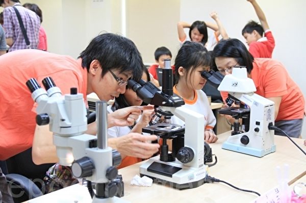学员用显微镜观察老鼠组织结构。(许享富 /大纪元) 学员用显微镜观察老鼠组织结构。(许享富 /大纪元)