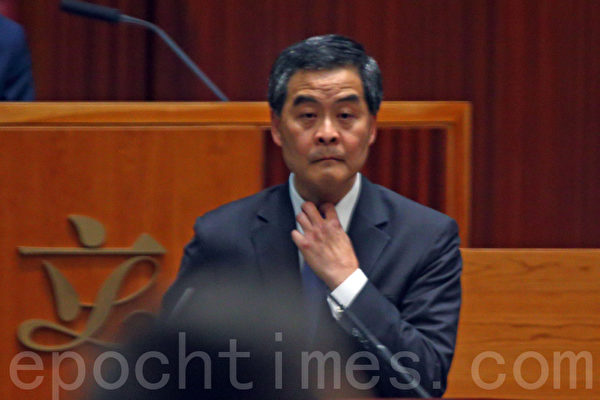 香港超過51萬的市民7月1日上街遊行,抗議中共打壓民主和要求特首梁振英下台;梁振英一直回避市民的訴求。他7月3日出席立法會特首答問大會時,被泛民主議員群起離場抗議。(潘在殊/大紀元) 香港超過51萬的市民7月1日上街遊行,抗議中共打壓民主和要求特首梁振英下台;梁振英一直回避市民的訴求。他7月3日出席立法會特首答問大會時,被泛民主議員群起離場抗議。(潘在殊/大紀元)