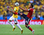 2014年7月4日，巴西球员内马尔（Neymar，左）与哥伦比亚球员祖尼加（Zuniga）正在争球。（Buda Mendes/Getty Images）