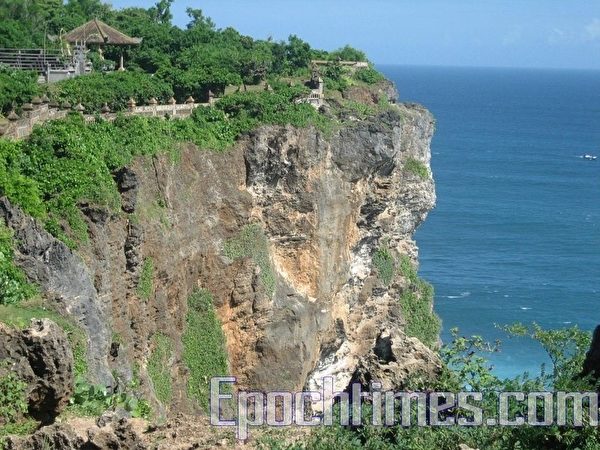 巴厘岛最南端的乌鲁瓦图断崖（Uluwatu Cliff）。（Carmen Fong／大纪元）