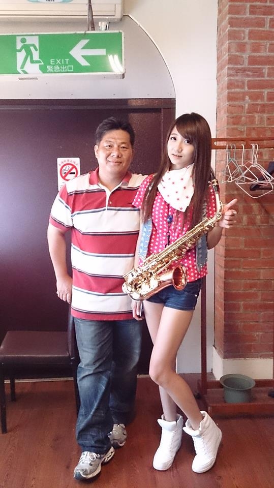 近期許雅涵(右)將擔任2014年世界相撲大賽主題曲創作並獻聲,另有戲劇演出正洽談中。(漂兒音樂提供) 近期許雅涵(右)將擔任2014年世界相撲大賽主題曲創作並獻聲,另有戲劇演出正洽談中。(漂兒音樂提供)