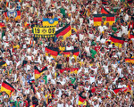 7月4日，德法大戰世界盃1/4決賽，現場德國球迷歡呼雀躍（Julian Finney/Getty Images）