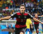 7月8日，巴西世界盃第一場半決賽中，首發上場的德國隊老將克洛澤攻入一球，創造了世界盃進球新紀錄。(Robert Cianflone/Getty Images)