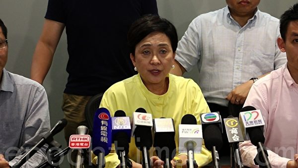 民主党7月8日晚召开“占领中环”预备会议,讨论“占中”行动的部署。(蔡雯文/大纪元) 民主党7月8日晚召开“占领中环”预备会议,讨论“占中”行动的部署。(蔡雯文/大纪元)