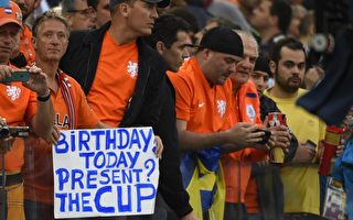 荷兰球迷送世界杯门票给巴西贫民孩子