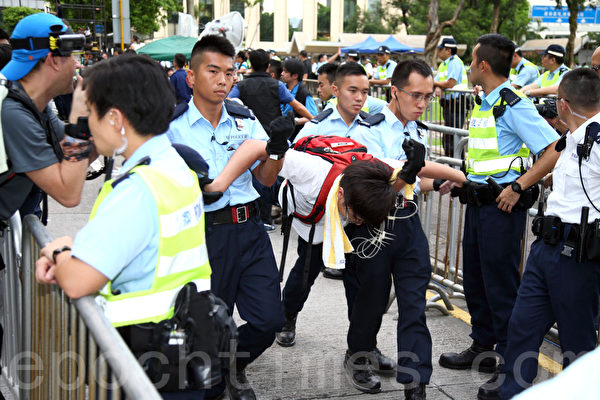 香港學聯成員及市民七一遊行集會後,繼續留守遮打道附近,預演佔中,七月二日凌晨警方清場,共拘511人。(潘在殊/大紀元)
香港學聯成員及市民七一遊行集會後,繼續留守遮打道附近,預演佔中,七月二日凌晨警方清場,共拘511人。(潘在殊/大紀元)