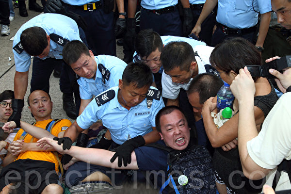 香港學聯成員及市民七一遊行集會後,繼續留守遮打道附近,預演佔中,七月二日凌晨警方清場,共拘511人。(潘在殊/大紀元)
香港學聯成員及市民七一遊行集會後,繼續留守遮打道附近,預演佔中,七月二日凌晨警方清場,共拘511人。(潘在殊/大紀元)