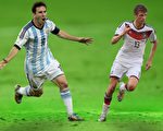 7月13日，德國同阿根廷兩隊將爭奪第20屆世界盃冠軍，兩隊隊員身價超過10億歐元，堪稱一場豪門對決。兩隊身價最高的分別是阿根廷頭號球星梅西（左）和德國的穆勒（右）。（大紀元製圖）