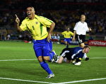 2002年6月30日日本橫濱的世界盃決賽--德國對巴西的比賽中，羅納爾多進球後的瞬間( David Cannon/Getty Images)