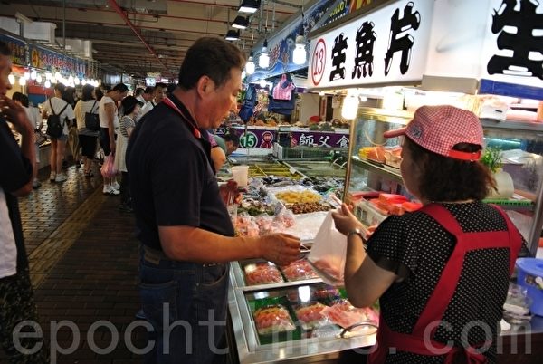 碧砂休闲港区内的鱼货直销中心,基隆区渔会以走动式管理及提供公秤服务,买的新鲜、买的更安心。(周美晴/大纪元) 碧砂休闲港区内的鱼货直销中心,基隆区渔会以走动式管理及提供公秤服务,买的新鲜、买的更安心。(周美晴/大纪元)