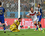 7月13日，德國和阿根廷在世界盃決賽中，替補上場的格策在加時賽第23分鐘攻破阿根廷門將羅梅羅的十指關，最後德國隊以1：0戰勝阿根廷(Matthias Hangst/Getty Images)