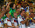 7月13日，德國隊在巴西里約熱内盧贏得第20屆世界盃冠軍。(Clive Rose/Getty Images)