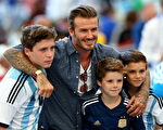 大卫·贝克汉姆与三个儿子——15岁的布鲁克林（左）、9岁的克鲁兹（中）和11岁的罗米欧（右）。（Michael Steele/Getty Images）