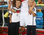 德国36岁老将克洛泽成为历届世界杯进球最多的球员，进球时他伸出三个指头，向看台凝视，这代表他的太太和两个儿子。（Julian Finney/Getty Images）