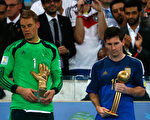德国门将诺伊尔拿下金手套奖，梅西获金球奖。(Photo by Clive Rose/Getty Images)