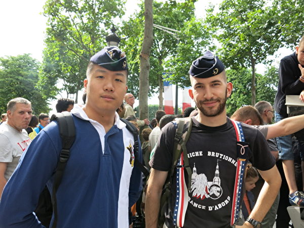 普瑞塔尼国家军校的学生Edouard(右)和同学一起观看国庆游行。(关宇宁/大纪元) 普瑞塔尼国家军校的学生Edouard(右)和同学一起观看国庆游行。(关宇宁/大纪元)