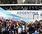 2014年7月14日，阿根廷國家足球隊返國，在布宜諾斯艾利斯受到球迷的迎接。（Maxi Failla/AFP/Getty Images）