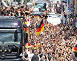 从机场到勃兰登堡大门前的庆祝舞台，沿途站满了欢庆的人群。德国队队员在敞篷大巴上向欢呼的人群致意。(JAN WOITAS/GERMANY OUT/AFP)