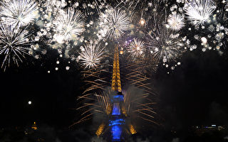 組圖：法國國慶 艾菲爾鐵塔璀燦煙火照夜空