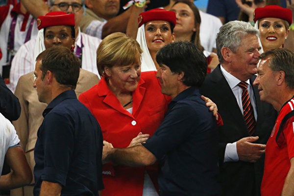 世界杯结束后,德国总理默克尔向德国队主教练勒夫祝贺。(Clive Rose/Getty Images) 世界杯结束后,德国总理默克尔向德国队主教练勒夫祝贺。(Clive Rose/Getty Images)
