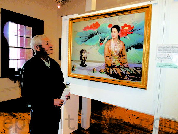 真善忍美展的信息和艺术手法深深地吸引了曾在中国新疆生活过的俄裔画家约尔达瓦,第二天又再来细看。(摄影:李倩西/大纪元) 真善忍美展的信息和艺术手法深深地吸引了曾在中国新疆生活过的俄裔画家约尔达瓦,第二天又再来细看。(摄影:李倩西/大纪元)