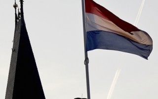 马航罹难家属心碎 荷兰降半旗