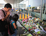 组图：民众自发悼念马航MH17罹难者