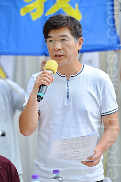 在香港法輪功7.20反迫害15周年集會上,大會宣布「國會議員反對中共活摘器官國際聯盟」成立,期望透過聯盟共同制止中共活摘法輪功學員器官的罪行,並懲治活摘元兇,立法會議員單仲偕到場聲援。(宋祥龍/大紀元) 在香港法輪功7.20反迫害15周年集會上,大會宣布「國會議員反對中共活摘器官國際聯盟」成立,期望透過聯盟共同制止中共活摘法輪功學員器官的罪行,並懲治活摘元兇,立法會議員單仲偕到場聲援。(宋祥龍/大紀元)