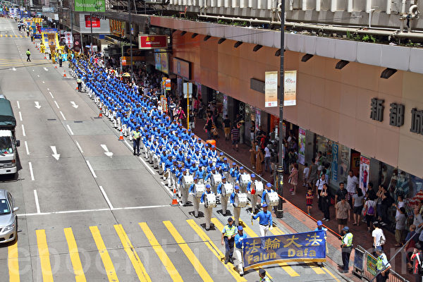 2014年7月19日,逾九百名法轮功学员在香港港岛区举行7.20十五周年反迫害集会游行,呼吁各界制止中共迫害法轮功。队伍从北角英皇道出发,途径多个闹市区抵达政府总部,吸引众多中港民众和游客驻足观看。(潘在殊/大纪元) 2014年7月19日,逾九百名法轮功学员在香港港岛区举行7.20十五周年反迫害集会游行,呼吁各界制止中共迫害法轮功。队伍从北角英皇道出发,途径多个闹市区抵达政府总部,吸引众多中港民众和游客驻足观看。(潘在殊/大纪元)