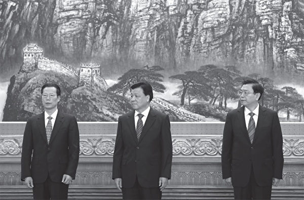 「十八大」,江澤民在常委中硬安插了至少3名江派人馬:張高麗、劉雲山、張德江(由左至右)。(AFP)
「十八大」,江澤民在常委中硬安插了至少3名江派人馬:張高麗、劉雲山、張德江(由左至右)。(AFP)
