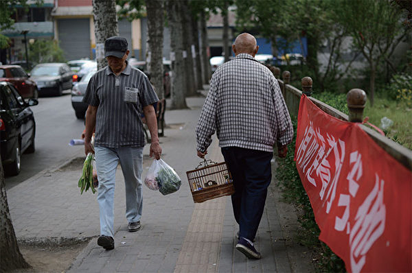 面對高漲的物價、房價等民生問題,大陸老百姓看不到在位者任何具體的改革措施。(AFP) 面對高漲的物價、房價等民生問題,大陸老百姓看不到在位者任何具體的改革措施。(AFP)