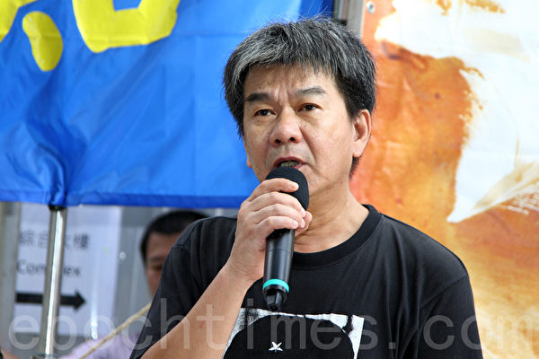 在香港法輪功7.20反迫害15周年集會上,大會宣布「國會議員反對中共活摘器官國際聯盟」成立,期望透過聯盟共同制止中共活摘法輪功學員器官的罪行,並懲治活摘元兇,立法會議員梁國雄到場聲援。(潘在殊/大紀元) 在香港法輪功7.20反迫害15周年集會上,大會宣布「國會議員反對中共活摘器官國際聯盟」成立,期望透過聯盟共同制止中共活摘法輪功學員器官的罪行,並懲治活摘元兇,立法會議員梁國雄到場聲援。(潘在殊/大紀元)
