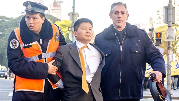 阿根廷警方逮捕中共大使馆的一名官员。(大纪元) 阿根廷警方逮捕中共大使馆的一名官员。(大纪元)