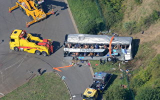 德东大巴士相撞 9死数十人伤