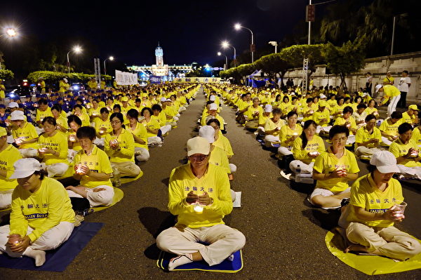 7月20日晚,台灣法輪大法學會在台北舉辦「拯救善良 停止迫害」燭光悼念會活動,場面莊嚴而肅穆。(攝影:孫湘詒/大紀元) 7月20日晚,台灣法輪大法學會在台北舉辦「拯救善良 停止迫害」燭光悼念會活動,場面莊嚴而肅穆。(攝影:孫湘詒/大紀元)