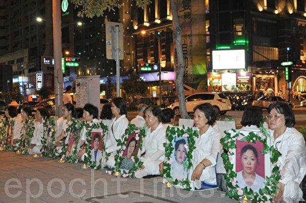 720反迫害十五週年,高雄輪功法學員集結明誠公園,舉辦燭光悼念會,一盞盞蓮燈,召喚千萬正義良知,呼籲世人共同拯救善良,結束迫害。(李晴玳/大紀元) 720反迫害十五週年,高雄輪功法學員集結明誠公園,舉辦燭光悼念會,一盞盞蓮燈,召喚千萬正義良知,呼籲世人共同拯救善良,結束迫害。(李晴玳/大紀元)