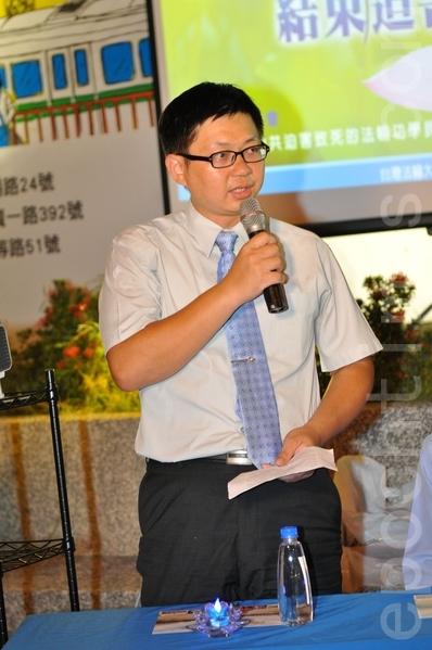 高雄榮總泌尿外科醫師袁倫祥表示,中共活摘盜賣法輪功學員器官,既已違反醫學倫理,又涉嫌謀財取命。他呼籲政府立法阻止民眾赴中移植器官,並盼大眾了解真相,莫成為活摘器官的加害共犯。(李晴玳/大紀元) 高雄榮總泌尿外科醫師袁倫祥表示,中共活摘盜賣法輪功學員器官,既已違反醫學倫理,又涉嫌謀財取命。他呼籲政府立法阻止民眾赴中移植器官,並盼大眾了解真相,莫成為活摘器官的加害共犯。(李晴玳/大紀元)