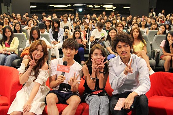 該劇主演炎亞綸、李毓芬、李運慶、方志友與粉絲一起同步看播出。(三立提供) 該劇主演炎亞綸、李毓芬、李運慶、方志友與粉絲一起同步看播出。(三立提供)
