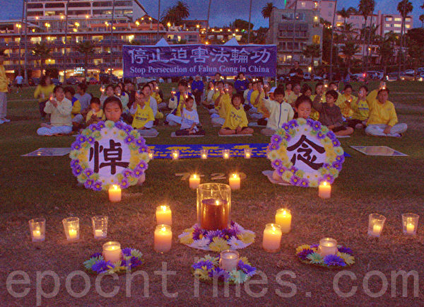 图:7月20日,南加州圣地亚哥法轮功学员在当地著名的拉荷亚海湾风景点集体炼功,向游人讲真相,并举行烛光悼念,纪念法轮功学员反迫害15周年。(杨婕/大纪元) 图:7月20日,南加州圣地亚哥法轮功学员在当地著名的拉荷亚海湾风景点集体炼功,向游人讲真相,并举行烛光悼念,纪念法轮功学员反迫害15周年。(杨婕/大纪元)