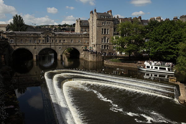 英国巴斯知名的普尔特尼桥坐落在雅芳河上。(Matt Cardy/Getty Images) 英国巴斯知名的普尔特尼桥坐落在雅芳河上。(Matt Cardy/Getty Images)