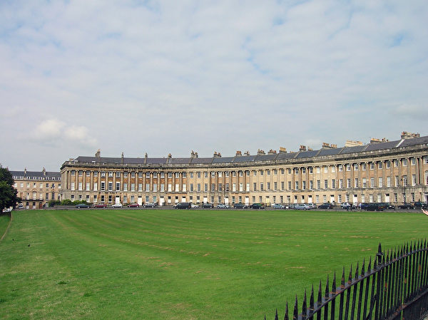 英国巴斯皇家新月楼(Fotolia) 英国巴斯皇家新月楼(Fotolia)