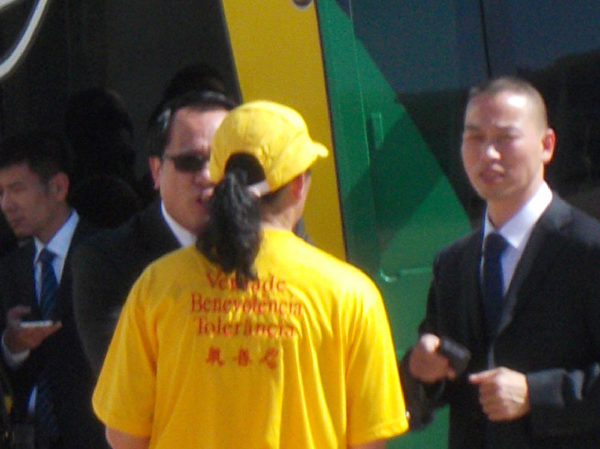 7月16日,中共官员挑衅法轮功学员。(大纪元) 7月16日,中共官员挑衅法轮功学员。(大纪元)