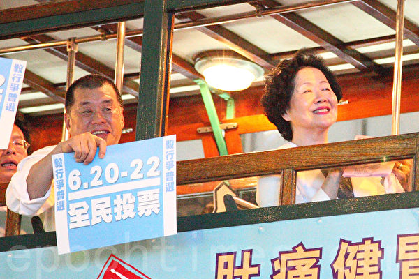 黎智英今年6月29日与陈方安生等人一起参加占中全民公投活动。(大纪元资料图片) 黎智英今年6月29日与陈方安生等人一起参加占中全民公投活动。(大纪元资料图片)