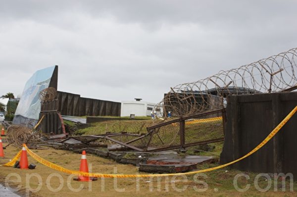 颱風過後空軍花蓮基地傳災情,北側圍牆倒塌長逾30公尺。(詹亦菱/大紀元) 颱風過後空軍花蓮基地傳災情,北側圍牆倒塌長逾30公尺。(詹亦菱/大紀元)