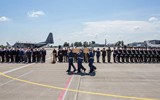 首批MH17遇難者遺體 安全運抵荷蘭